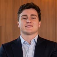 Foto de Arthur Perez em preto e branco